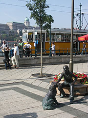 "Girl with a dog" bronze statue near the tram stop (and the Buda Castle in the background) - Budapesta, Ungaria