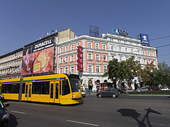 The Grand Boulevard ("Nagykörút") with a yellow tram 4-6 - Budapesta, Ungaria