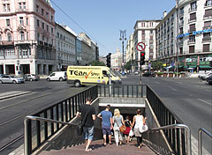 The stairs of the pedestrian underpass and the crossroads looking towards the Károly Boulevard - Budapesta, Ungaria