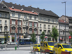 Four-story residental buildings and yellow taxies in the north side of the Baross Square - Budapesta, Ungaria