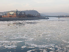 The icy River Danube at Lágymányos neighbourhood - Budapesta, Ungaria