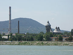 The reinforced concrete chimney of the "FŐTÁV" (Budapest District Heating Works Private Co. Ltd.) in Óbuda, as well as the industrial heritage towers of the former Óbuda Gasworks - Budapesta, Ungaria