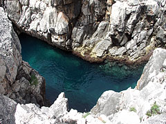 Deep blue water surrounded by rocks - Dubrovnik, Croația