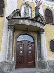 The entrance of the St. Michael's Church with the stone door frame - Dunakeszi, Ungaria