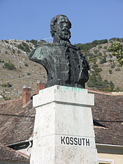 Half-length portrait sculpture of Lajos Kossuth 19th-century Hungarian politicianin the main square - Nagyharsány, Ungaria