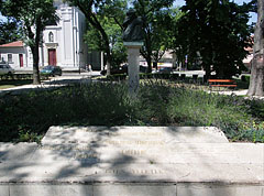 Monument in memory of the victims of the Second World War and the Hungarian Uprising and Revolution of 1956, stands in the park at the Roman Catholic church - Nagykőrös, Ungaria