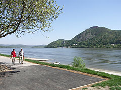 The riverbanks of the Danube at Nagymaros, and on the other side of the river it is the Visegrád Castle on the hill - Nagymaros, Ungaria