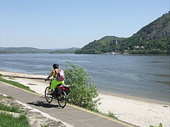 Riverside promenade by the Danube, with a bike path - Nagymaros, Ungaria