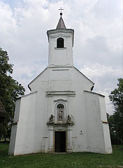 The entrance and the tower of the St. Stephen's Roman Catholic Church - Nagyvázsony, Ungaria