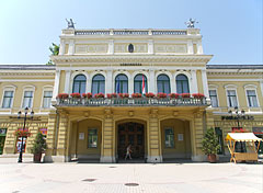 The main facade of the City Hall of Nyíregyháza with the main entrance - Nyíregyháza, Ungaria