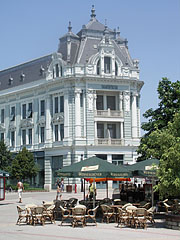 Restaurant terrace in the town square, as well as the "Takarékpalota" ("Savings Bank's Palace") in the background - Nyíregyháza, Ungaria