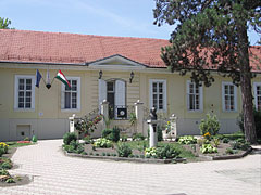 The neoclassical style Municipal Museum or Town Museum (former Cseh-Vigyázó Mansion and later Mádi Kovács Mansion) - Paks, Ungaria