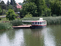 Pier near the Árpád Bridge with a berthed smaller riverboat - Ráckeve, Ungaria