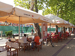 Restaurant terraces (Fun Bungee Pub) on the promenade - Siófok, Ungaria