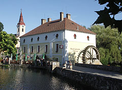 Lake Malom and the former watermill on its shore, and slightly further it is the steeple of the Roman Catholic church - Tapolca, Ungaria