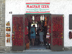 "Shop of the Hungarian flavors", with many garlands of red paprika on its wall - Tihany, Ungaria