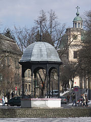 Music pavilion on the promenade, távolabb a püspöki székesegyház magasodik - Vác, Ungaria