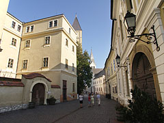 The Várfok College (former "Grand Seminary") on the left, and the Körmendy House (that includes the Pannon University) on the right - Veszprém, Ungaria