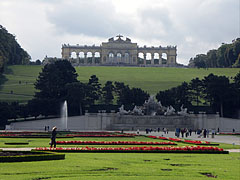 The Great Parterre (spacious Baroque formal garden) with the Neptune Fountain and the Gloriette on the hill - Viena, Austria