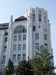 Wonderful secession (Art Nouveau) style building, the former Modern & Breitner Department Store and apartment house - Budapeste, Hungria