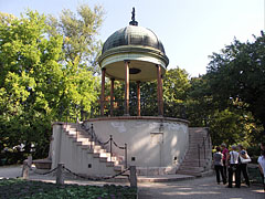 The pavilion of the Music Well or Bodor Well (in Hungarian "Zenélő kút"), a kind of bandstand - Budapeste, Hungria