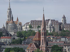 The Matthias Church ("Mátyás-templom") and the Fisherman's Bastion ("Halászbástya"), as well as the Hotel Hilton Budapest on the Buda Castle Hill, viewed from Pest - Budapeste, Hungria