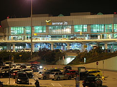 Budapest Liszt Ferenc Airport, Terminal 2B, viewed from the parking lot - Budapeste, Hungria