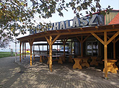 The terrace of the Gyöngyhalász Restaurant in autumn (out of season it is closed) - Fonyód, Hungria