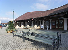 Benches in the square, behind them there is a Savings Bank branch in the shopping arcade - Fonyód, Hungria