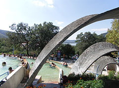 From the terraced pools of Lepence thermal bath it is possible to take pleasure in the picturesque vision of the Danube Bend while bathing - Visegrád, Hungria