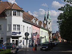 Colorful row of houses and steeples of the Saint Ann's Piarist Church - Vác, Hungría