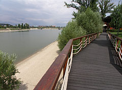 Wooden plank covered walkway on the shore of the bay - Budapest, Ungheria