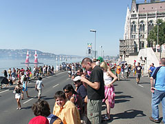 Spectators waiting for the air race on the downtown Danube bank at the Hungarian Parliament Building - Budapest, Ungheria