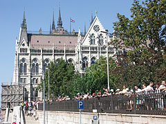 Onlookers on the Danube bank at the southern side of the Hungarian Parliament Building ("Országház") - Budapest, Ungheria