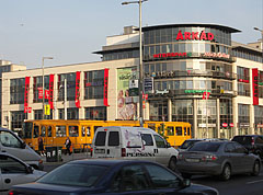 Car traffic and a tram 3 on the Fehér Road, and in the background it is the Árkád Shopping Center - Budapest, Ungheria