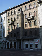 Five-story residental building in front of the Museum of Applied Arts, on the other side of the road - Budapest, Ungheria