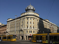 The onion-domed apartment building on the corner or the Grand Boulevard (former Erzsébetváros Branch of the First National Savings Association of Pest) - Budapest, Ungheria