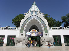 The arched Art Nouveau (secession) style main entrance building - Budapest, Ungheria