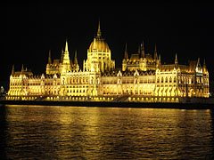 The Hungarian Parliament Building ("Országház") at night - Budapest, Ungheria