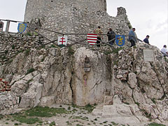 The foundation rocks of the Upper Castle, with the bust statue and memorial plaque of Ferenc Wathay hero defender soldier - Csesznek, Ungheria