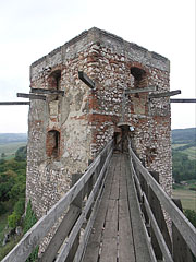 The so-called Watching Tower (in Hungarian "Vigyázó torony") on the eastern castle walls, today a wooden bridge connects it to the Upper Castle - Csesznek, Ungheria