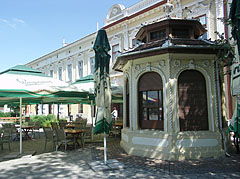 The pavilion was formerly a newspaper stall, today it is the bar counter of a restaurant - Nagykőrös, Ungheria