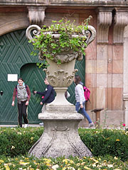 Stone vase in front of the mansion - Pécel, Ungheria