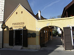 The tiny yellow facade of the Ferences Vendéglő Restaurant - Pécs, Ungheria