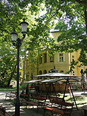 Benches in front of the Jókai Villa - Siófok, Ungheria