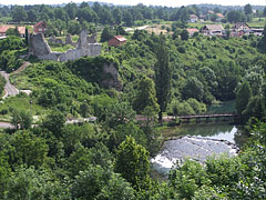 The Slunjčica River and the ruins of the castle, viewed from the main road on the nearby hillside - Slunj, Croazia