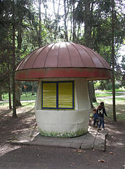 Mushroom-shaped kiosk (maybe a closed snack bar) in the mansion park - Tóalmás, Ungheria