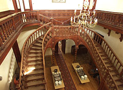 The wooden double grand staircase of the entrance hall, as seen from the upper floor - Tóalmás, Ungheria