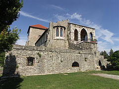 The sunny southern side of the Tata Castle - Tata, Hongrie