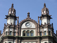 The pediment on the top of the Brudern Palace with small towers (turrets) and a clock - Budimpešta, Madžarska